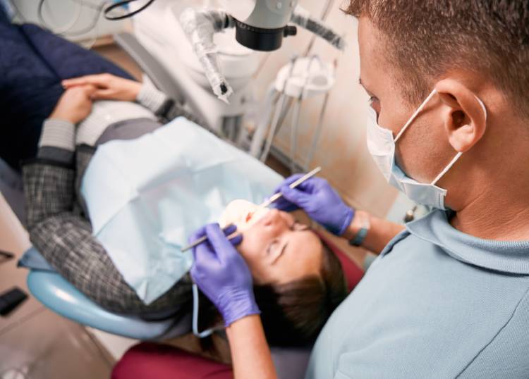 patient visits dentist to reduce swelling from tooth infection