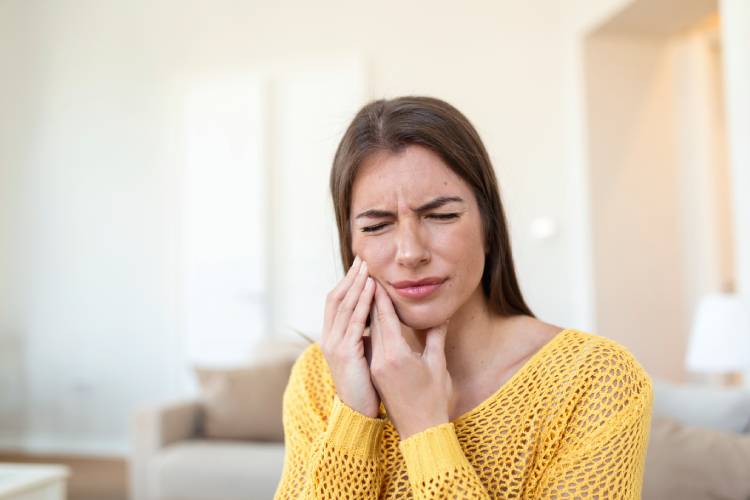 woman is in pain and she does not know how to reduce swelling from tooth infection